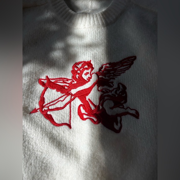 Abercrombie & Fitch Cream Crewneck Sweater with Red Embroidered Motif - Picture 2 of 4